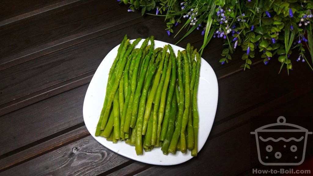 cooked asparagus on a plate